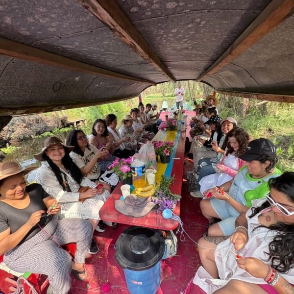 Grupo de taller flotante en Trajineras de Xochimilco