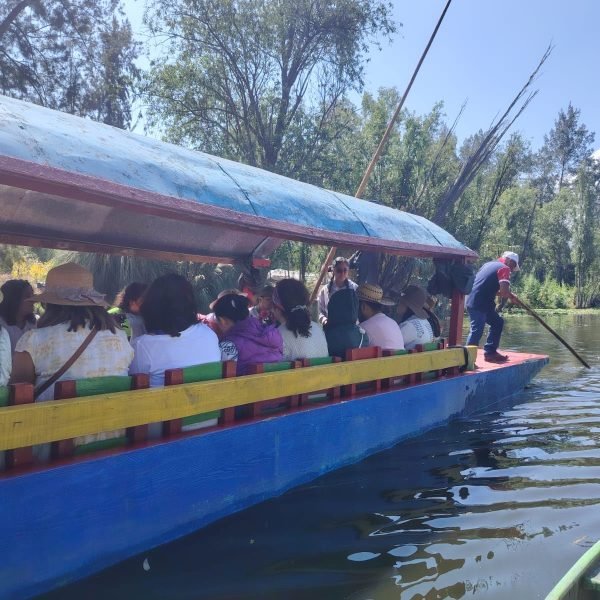 Taller flotante en las trajineras de xochimilco de herbolaria