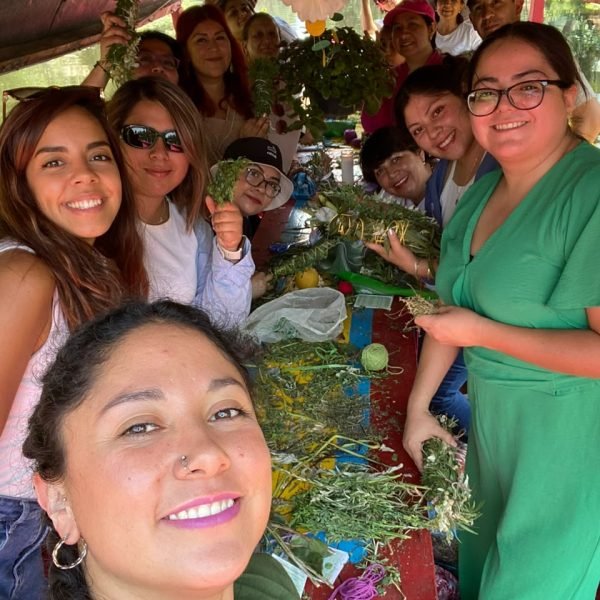 Taller flotante de herbolaria en las trajineras de xochimiclo