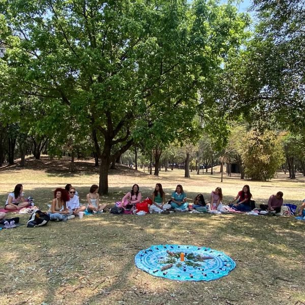 Taller gratuito a grupo de mujeres sobre su ciclo menstrual en el Bosque de Chapultepec