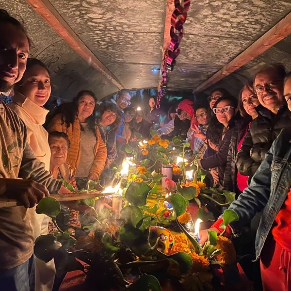 Taller flotante Día de muertos, en las trajineras de xochimilco