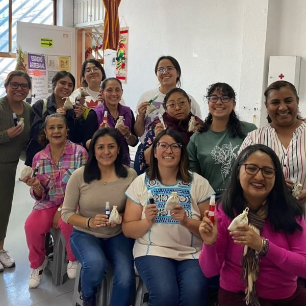 Grupo de mujeres en taller presencial de aromaterapia